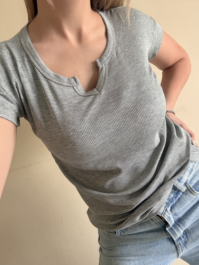 Remera cuello V
