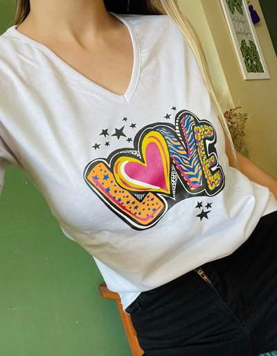 Remera Love (escote en V)