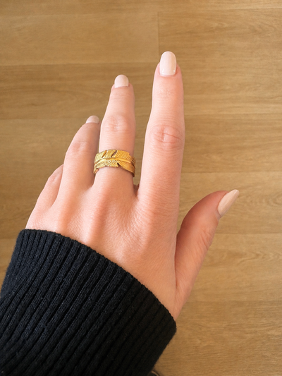 ANILLO HOJA FINA DE ACERO DORADO-119