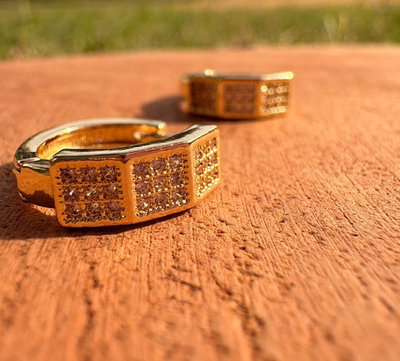 ARO ARGOLLA CON DETALLE FACETADO Y MICROSTRASS ACERO DORADO 1.5cm
