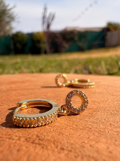 ARO ARGOLLA CON MICROSTRASS y DIJE COLGANTE REDONDO - ACERO DORADO 1.5cm