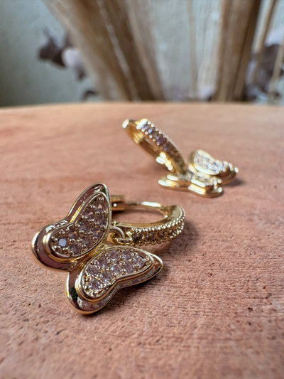 ARO ARGOLLA CLICK ACERO DORADO CON MICROSTRASS Y MARIPOSA COLGANTE (COD110)