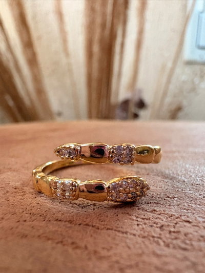 ANILLO ACERO DORADO - REGULABLE - SERPIENTE SECCIONADA CON STRASS