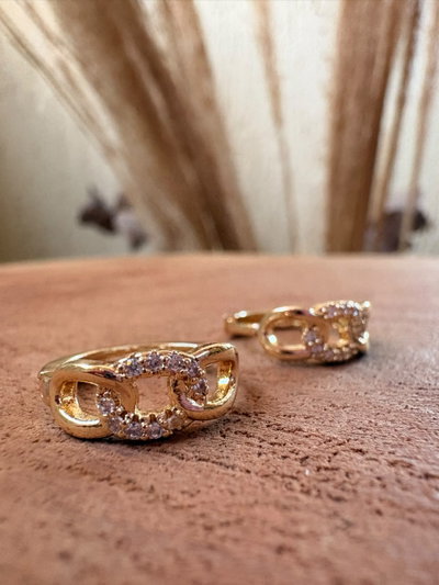 ARO ARGOLLA TRES ESLABONES CON DETALLE CENTRAL DE MICROSTRASS - ACERO DORADO