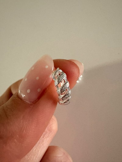 ARO DE PLATA HUGGIE CINTA TEXTURADA