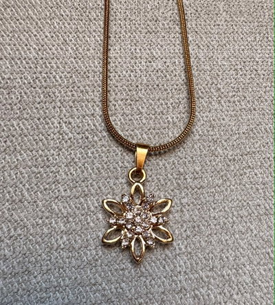 CADENA CON DOJE DE ACERO DORADO CON DIJE DE ESTRELLA