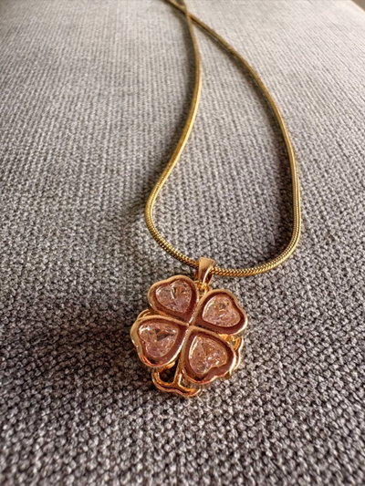 CADENA CON DOJE DE ACERO DORADO CON DIJE GIRATORIO DE TRÉBOL 