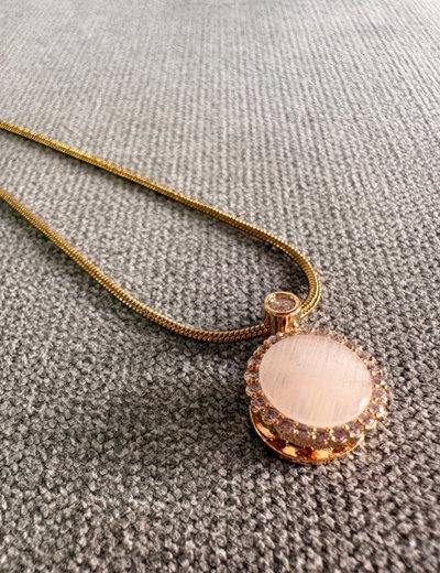 CADENA CON DOJE DE ACERO DORADO CON DIJE GIRATORIO NACARADO 