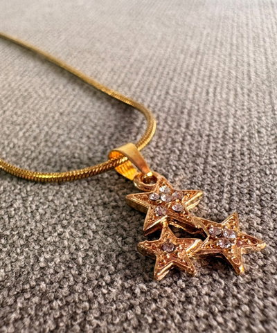 CADENA CON DOJE DE ACERO DORADO CON DIJE de ESTRELLITAS 