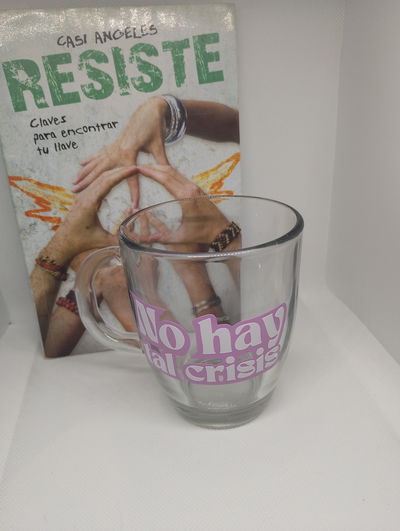 Taza "No Hay Tal Crisis": Inspirada en Casi Ángeles