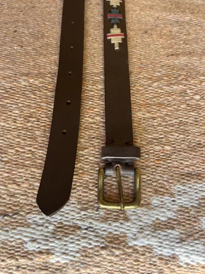 Cinto de suela con bordado