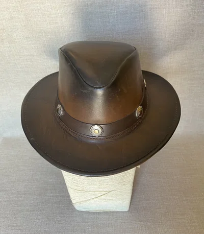 Sombreros de cuero con aplique 
