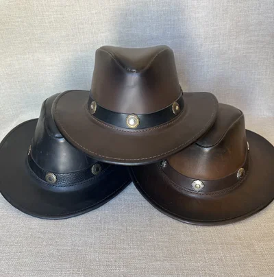 Sombreros de cuero con aplique de metal