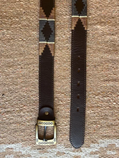 Cinto de cuero con bordado