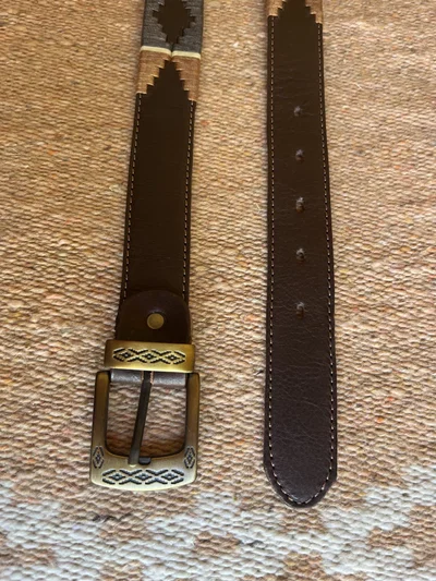 Cinto de cuero con bordado