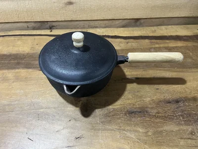 Ollita de fundición con tapa