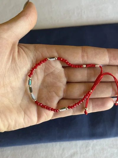 Pulsera de hilo y cristales
