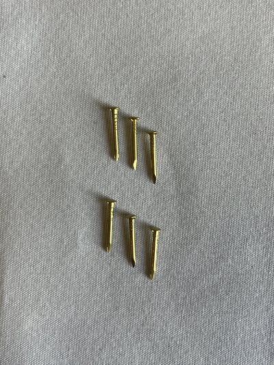 Clavos de bronce