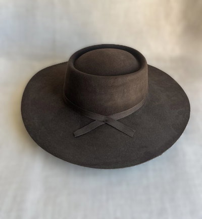 Sombrero de paño, estilo pampeano