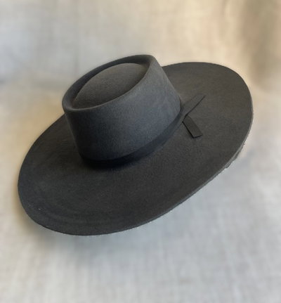 Sombrero de paño, estilo pampeano