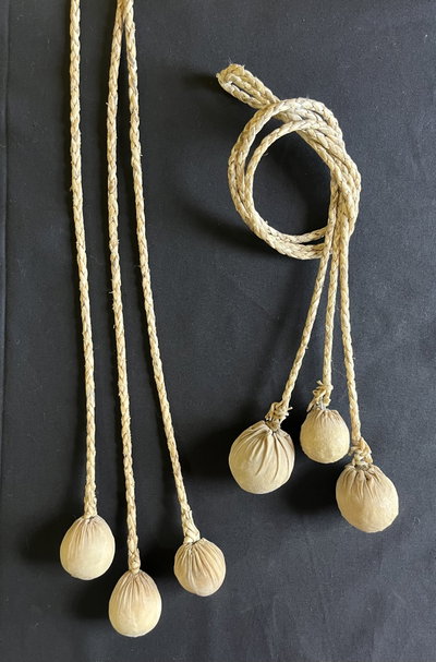 Boleadoras de cuero crudo