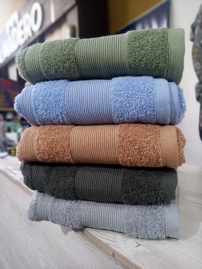 TOALLON PARA BAÑO ARCO IRIS 500GRS LISO 