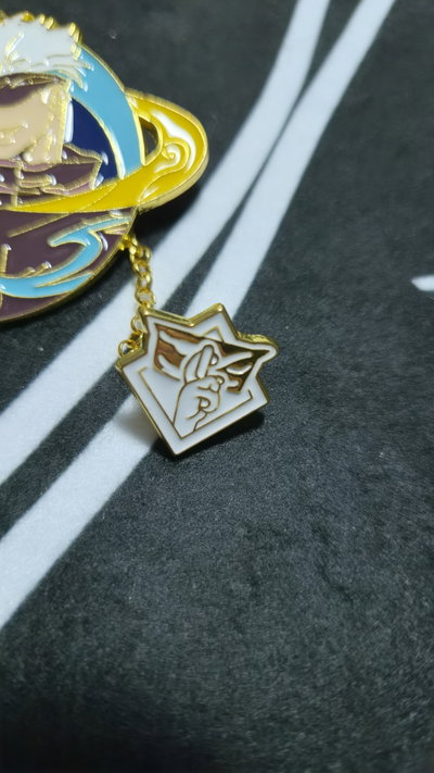 Pin Grande "GOJO 3" Jujutsu Kaisen - Con cadena colgante