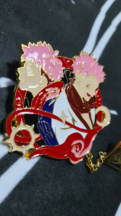 Pin Grande "SUKUNA/ITADORI" Jujutsu Kaisen - Con cadena colgante