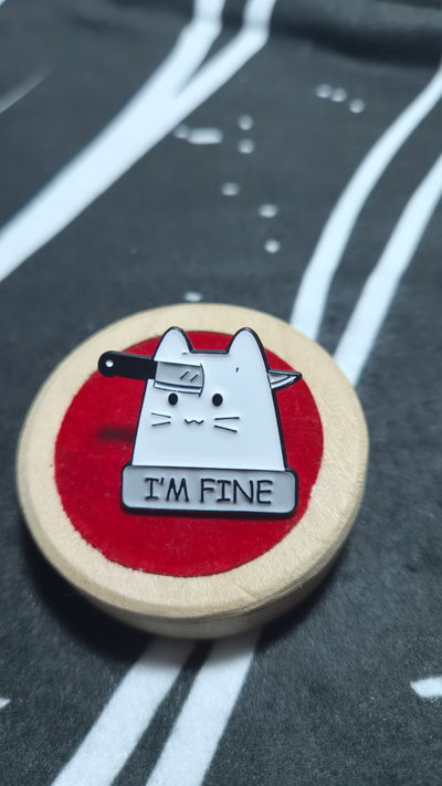 Pin "I'm FINE" Gatito cuchillo