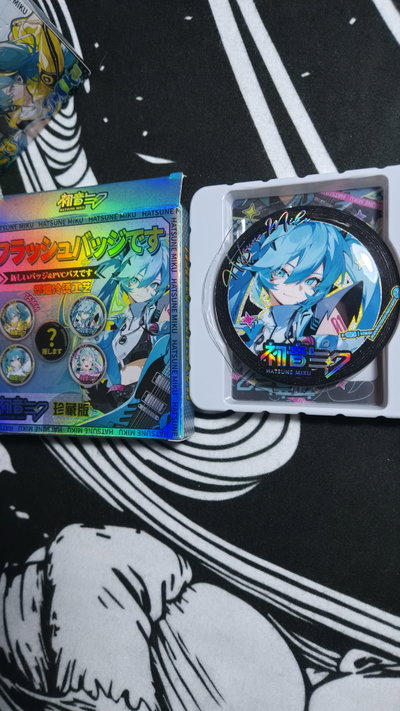 Blind box Pines sorpresa "Premium" - "MIKU" (Por unidad) + Protector + Polaroid