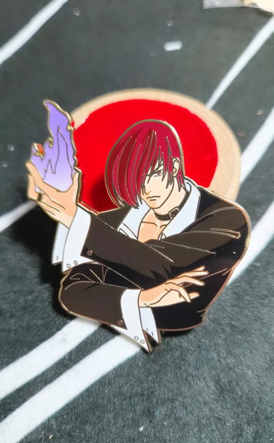 Pin Grande "IORI YAGAMI" - King of Fighters (KOF) *5x4cm* (Promo lanzamiento)