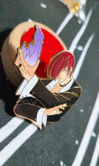 Pin Grande "IORI YAGAMI" - King of Fighters (KOF) *5x4cm* (Promo lanzamiento)