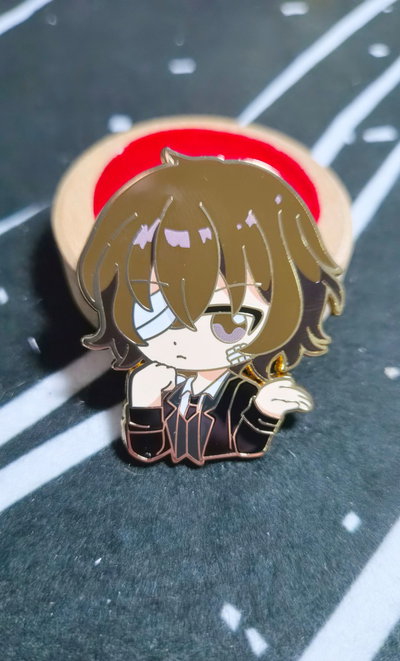 Pin Grande "DAZAI" - Bungo Stray Dogs *4.5x4cm* (Promo lanzamiento)