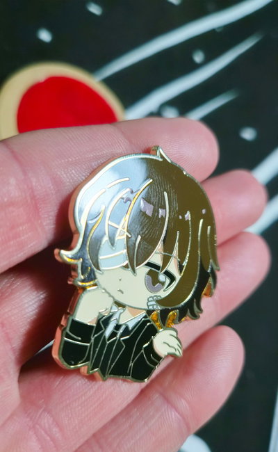 Pin Grande "DAZAI" - Bungo Stray Dogs *4.5x4cm* (Promo lanzamiento)