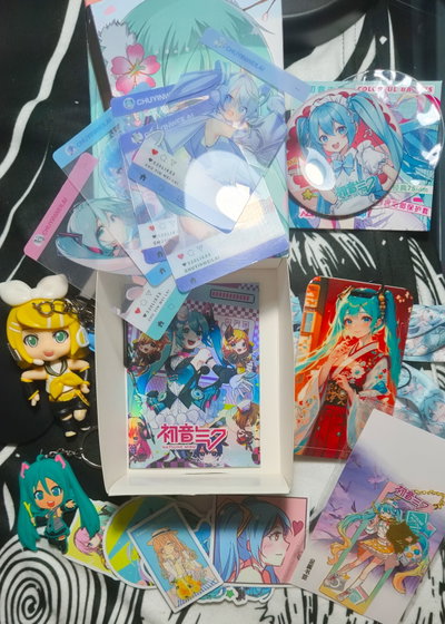Caja/Box temática "HATSUNE MIKU" V1 - *LEER DESCRIPCIÓN* + REGALO en las primeras 5 cajas
