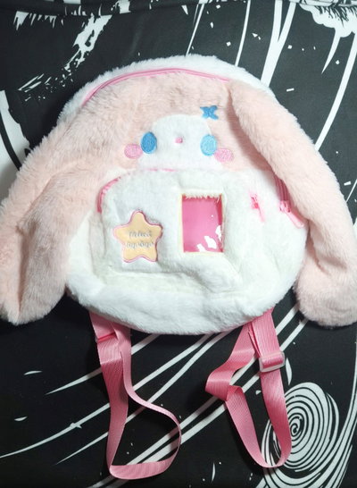 Mochila "CONEJO ROSA" - Plush con ventana