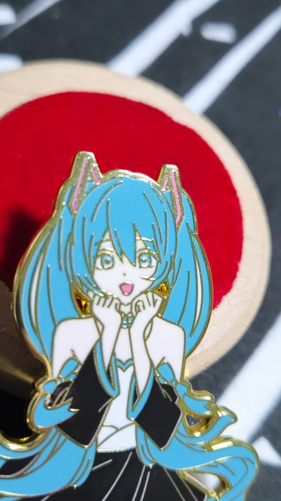 Pin Grande "MIKU" - *6x4cm* (Promo lanzamiento)