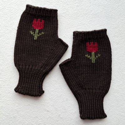 mitones bordados - flor roja