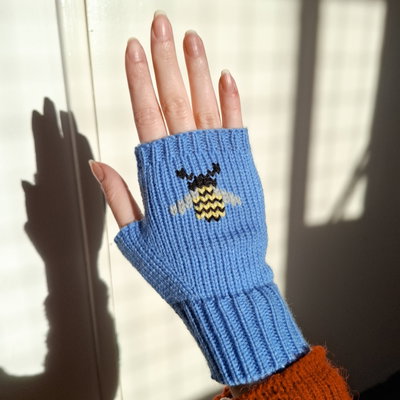 mitones bordados - abeja (celeste)