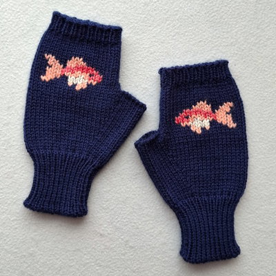 mitones bordados - pez koi