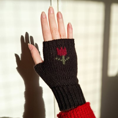 mitones bordados - flor roja