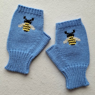 mitones bordados - abeja (celeste)