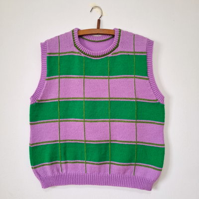 chaleco lila y verde