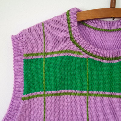 chaleco lila y verde