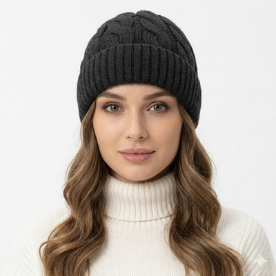 Gorro de lana con tela de polar interior.