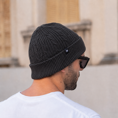 Gorro de lana con tela de polar interior.
