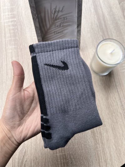 MEDIA NIKE GRIS OSCURO COSTADO NEGRO 
