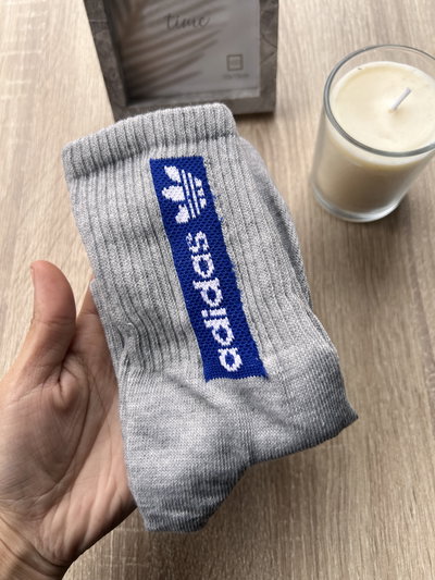 MEDIA ADIDA GRIS LETRAS AZUL