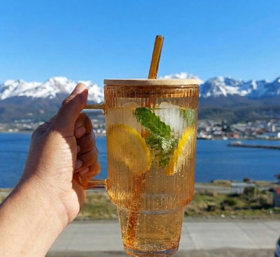 Jarro de Vidrio Rayado con Asa Dorada (680 ml)