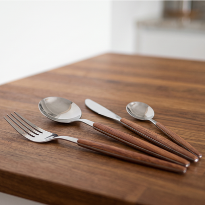 Set de 16 Cubiertos Plateados con Mango de Madera